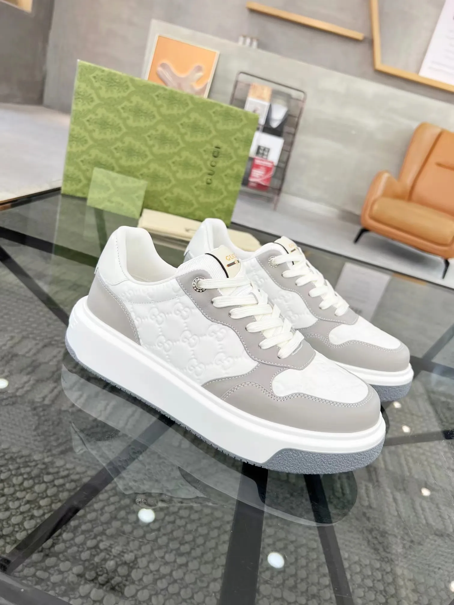 P440 new men's shoes GUCCI [Lightning] latest shoes are shipped. Original quality, fashionable, made of special materials, sheepskin lining, brand new packaging. The foot feels super comfortable and the workmanship is impeccable. Size: Male 38-45.